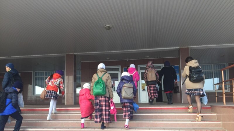 Конституционный суд отказался рассматривать заявление о признании неконституционным запрета платка у школьниц