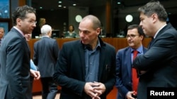 La negocierile de la Bruxelles din 17 februarie. De la stânga la dreapta: ministrul de finanţe olandez, Jeroen Dijsselbloem, ministrul de finanţe al Greciei, Yanis Varoufakis, şi omologul său croat Boris Lalovac