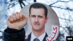 Сторонники сирийского президента Башара Асада митингуют во время переговоров по урегулированию конфликта