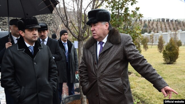 Эмомали Рахмон и Рустами Эмомали в комплексе "Наврузгох"