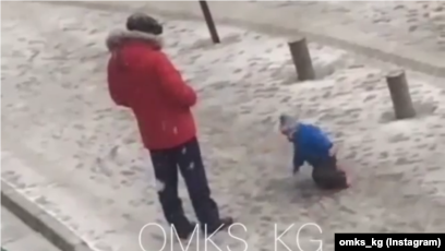 Кеңестік порно видео Қожайын құлдың жыныс мүшесін аяғымен басып жатыр видео