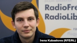 «Оскільки Ігор оголосив сухе голодування, його на п’ять днів помістили в карцер. Ігор голодував чотири дні», – сказала дружина блогера