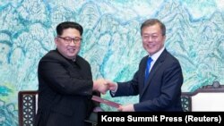 Президенты Северной и Южной Корей Ким Чен Ын и Мун Чжэ Ин