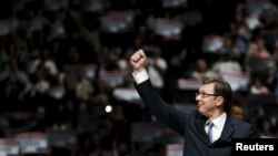 Премьер-министр Сербии Вучич приветствует сторонников на предвыборном митинге, Белград, 21 апреля 2016 ujl