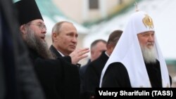 Патриарх РПЦ Кирилл с президентом РФ Владимиром Путиным