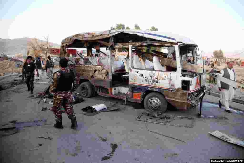 АВГАНИСТАН - Најмалку 10 цивили, меѓу кои и едно дете, загинаа во експлозија која одекна до автобус со кој се превезуваат регрути на авганистанската армија. Во нападот во авганистанската источна провинција Нангархар, се повредени 27 лица, а некои од нив се во критична состојба, и се пренесени во болница.