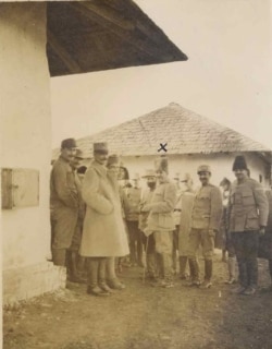 Ofițeri români în lagărul Șipote, 1918. Sursa: Andrei Șiperco (ed.), Tragedii și suferințe neștiute...., 2003 (AFB, E 2020 Schachtel nr. 111)