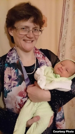 Светлана Давыдова и ее двухмесячная дочь
