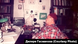 Миркасыйм Госманов өендә, эш кабинетында. 2003