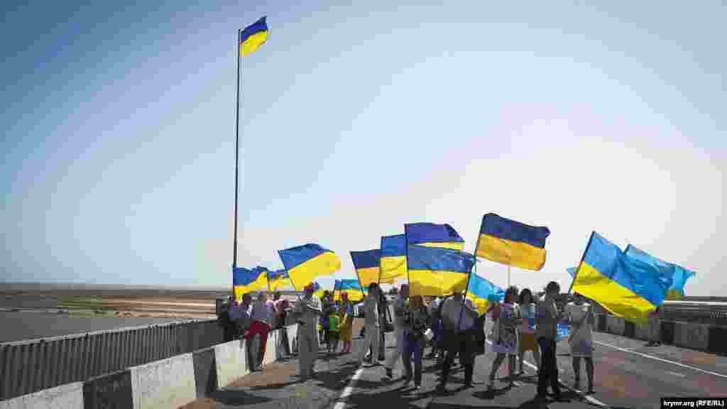 Там под совместное исполнение государственного гимна состоялось торжественное поднятие флага на админгранице с Крымом