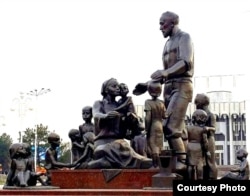 Памятник кузнецу Шаахмеду Шамахмудову, усыновившему 15 эвакуированных сирот