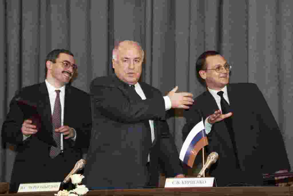 Khodorkovsky, Russian Prime Minister Viktor Chernomyrdin (center), and Fuel and Energy Minister Sergei Kiriyenko (right) during the signing of a memorandum of intention to merge the Yukos and Sibneft companies on January 6, 1998