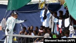 Migranți pe o navă în portul Catania