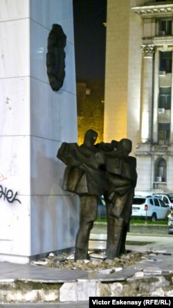 Un monument în centrul Capitalei (2017)...