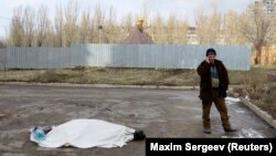 Тело погибшего в результате обстрелов Донецка