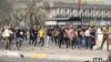 معترضان در بغداد با نادیده گرفتن حکومت نظامی به خیابان‌ها آمدند