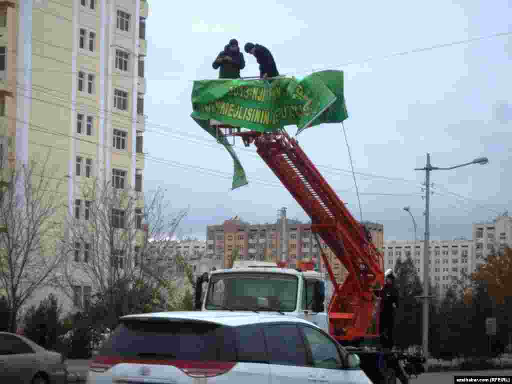 Aşgabadyň köçelerinde saýlawlara çagyryş plakatlary asylýar.