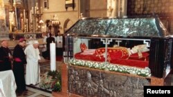 Nadbiskup Alojzije Stepinac sahranjen u Zagrebačkoj katedrali