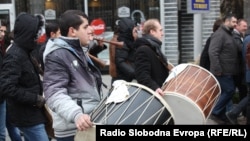 Протест на актери, музичари и уметници против опозицијата поради блокирање на буџетот во Скопје.