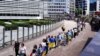 Tüntetők emberi láncot alkotnak 2022. június 12-én Brüsszelben az Európai Bizottság székhelye körül, hogy támogassák Ukrajna uniós tagjelölti státusz iránti kérelmét