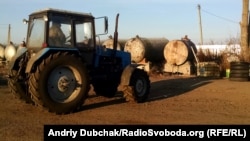Тракторист в сельском хозяйстве. Украина, архивное фото