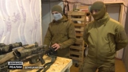 Бійці ЗСУ, які працюють удвох як снайперська пара на Донбасі