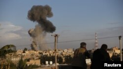 Дым над сырыйскім горадам Рас аль-Аін пасьля бамбаваньня ўрадавымі войскамі