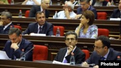 Armenia -- Vartan Poghosian (C), a member of a presidential commission on constitutional reform, attends parliamentary hearings, Yerevan, 4Sep2015