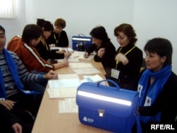 Агенты национальной переписи Казахстана готовятся к подомовому обходу. Астана, 25 февраля 2009 года