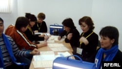 Участники предыдущей кампании переписи населения. Астана, 25 февраля 2009 года.