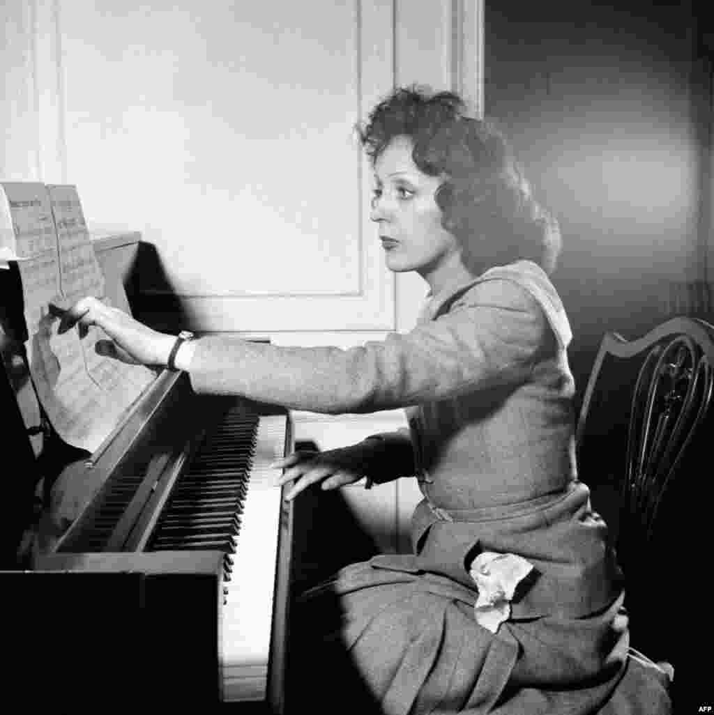 Piaf at the piano (undated)