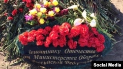 Венок на могиле одного из спецназовцев, найденной блогерами Русланом Левиевым и Вадимом Коровиным.