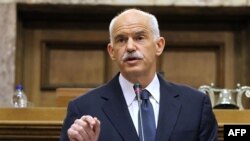 Premierul George Papandreou vorbind în Parlament cu o zi în urmă