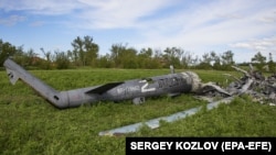 Остатки уничтоженного ВСУ российского вертолета. Село Мала Рогань Харьковской области, 13 мая 2022 года