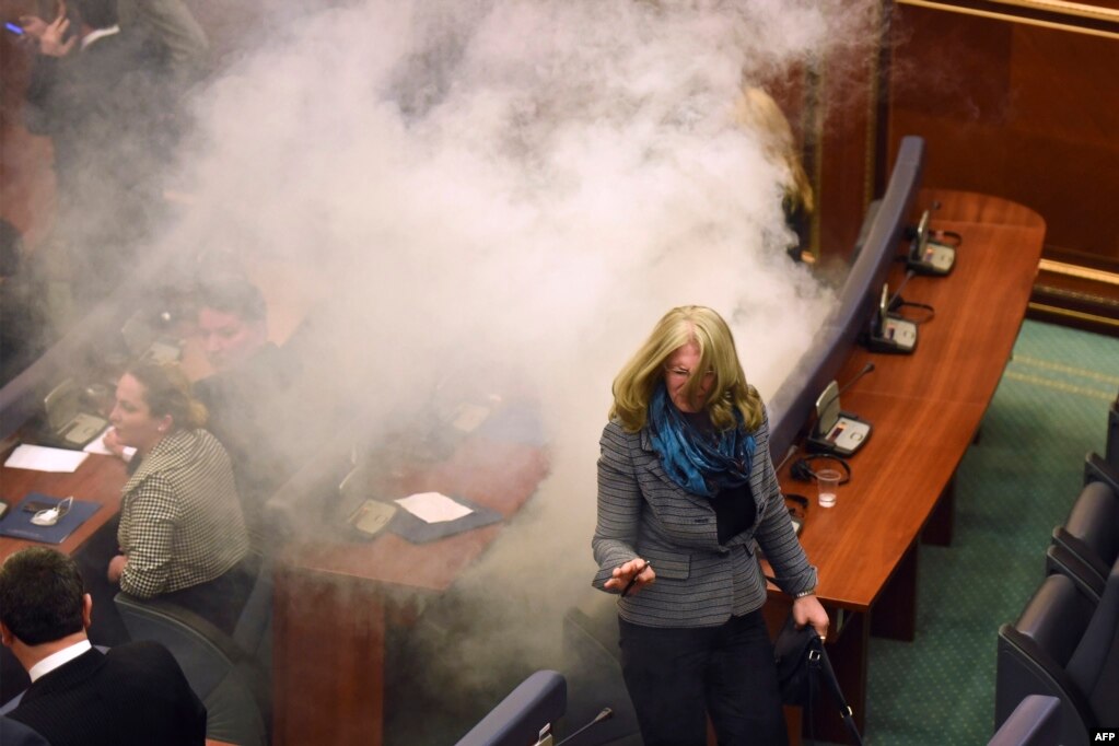 Për të kundërshtuar votimin e Hashim Thaçit në pozitën e presidentit, gaz lotsjellës kishin hedhur edhe deputetët e AAK-së.