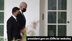 Президент України Володимир Зеленський (ліворуч) під час зустрічі з президентом США Джо Байденом. Вашингтон, 1 вересня 2021 року