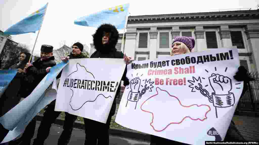 Украина подписала Меморандум в 1994 году. По его условиям, Украина отказалась от ядерного оружия взамен гарантий териториальной целостности от иностранных государств