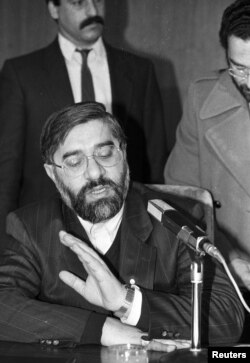 Türkiyə - Iranın o vaxtkı baş naziri Mir-Hossein Mousavi fitva ilə bağlı suallara cavab verir, kitabı İslami dəyərlərə qarşı qəsd adlandırır, 16 fevral 1989irport, 17Feb1989