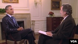 Барак Обама и корреспондент радиостанции "Голос Америки" Андре де Нешнера