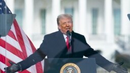 Donald Trump prilikom obraćanja pristalicama okupljenim kod Capital hilla pred samo izbijanje nereda, 6. januara 2021. 