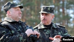 Александр Турчинов (слева) и министр обороны Михаил Коваль