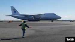 Російський вантажний літак, що перевозив медичне обладнання, прибув у міжнародний аеропорт Джона Ф. Кеннеді, Нью-Йорк, 1 квітня