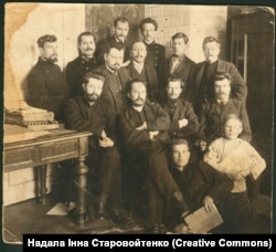 Євген Чикаленко (сидить посередині) серед співробітників редакції газети «Рада»