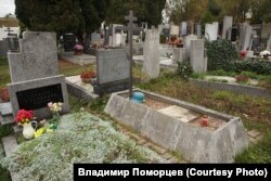 Немецкая каска на могиле с православным крестом в пражском районе Ржепы