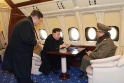 Ким Чен Ын внутри самолета. Стеклянная пепельница на столе говорит о том, что курение в салоне не запрещено.