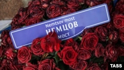 Цветы на месте гибели Бориса Немцова на Большом Москворецком мосту