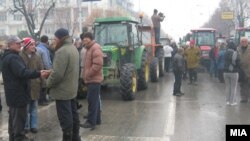 Земјоделци со трактори, пензионери, социјалци, протестираа мирно во центарот на Прилеп и пред седиштето на СДСМ. Тие побараат пратениците во Парламентот да го донесат буџетот за 2013 година. 
