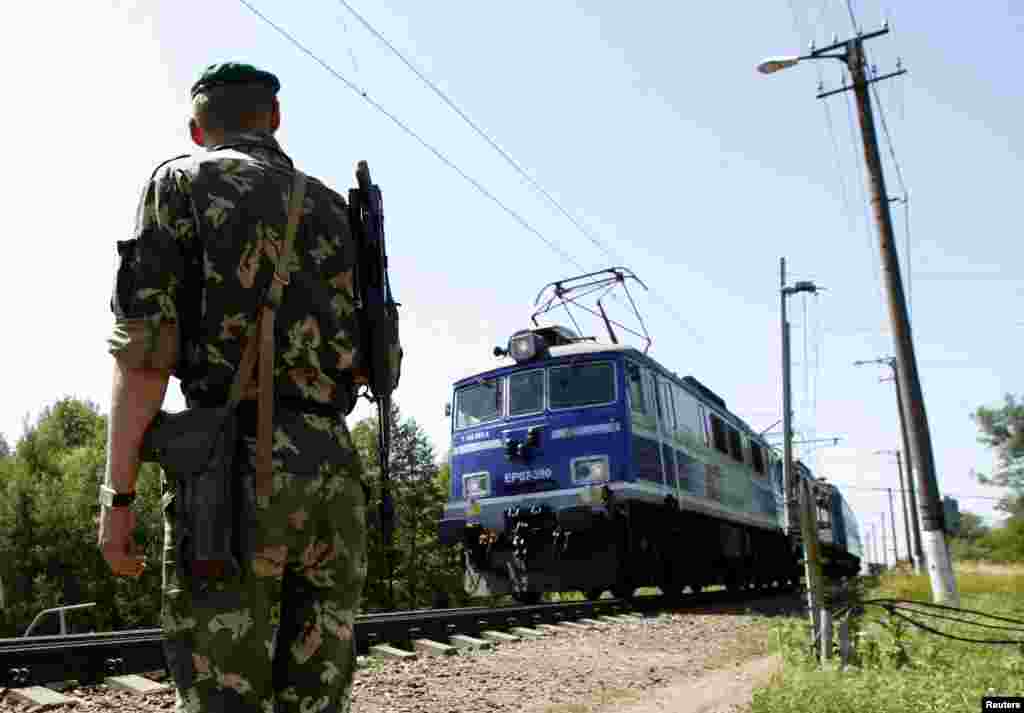 A train arrives in Belarus from Poland.
