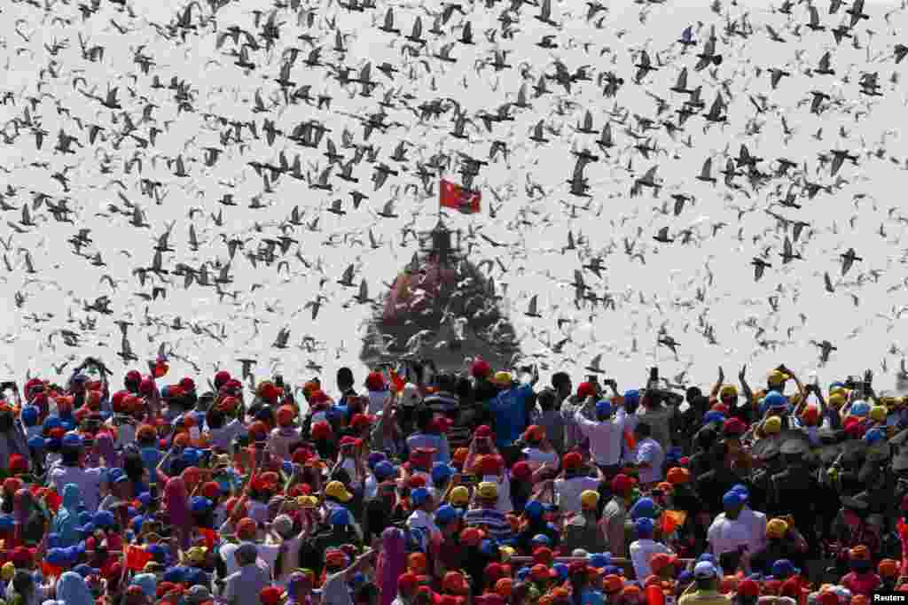 Pekin, Tiananmen skweri, Ikinji Jahan Urşunyň soňlanmagynyň 70 ýyllygy, kepderiler asmana uçuryldy. 3-nji sentýabr, 2015. (Reuters/Rolex Dela Pena)