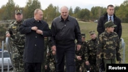 Александр Лукашенко, его сын Николай и Владимир Путин в 2013 году на совместных учениях "Запад-2013" в Гродненской области Беларуси